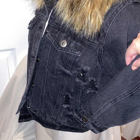 NWOT fun distressed black denim jacket with removable fur collar - Picture 4 of 5